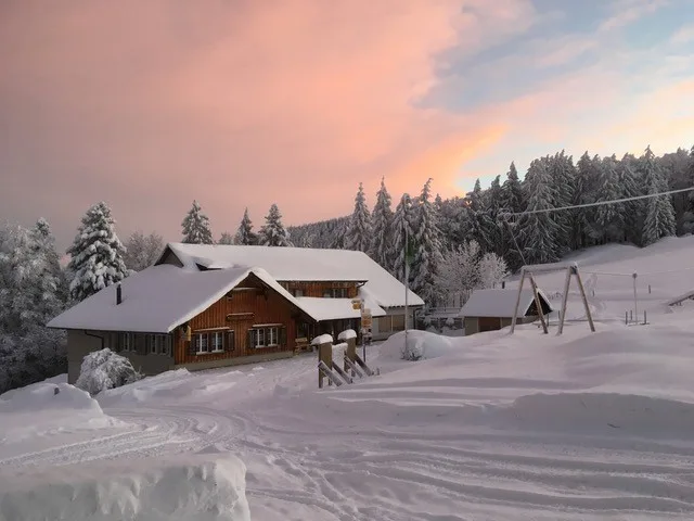 Restaurant Farneralp im Winter mit Schnee.